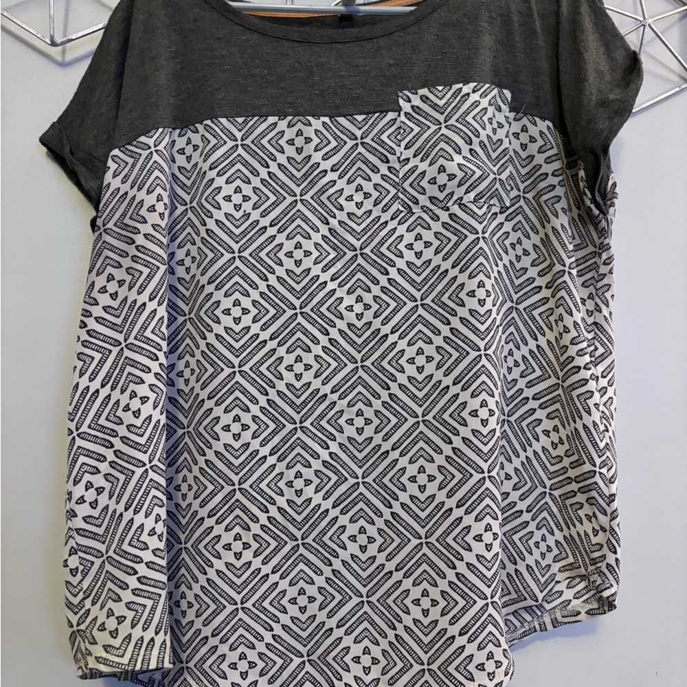 Patterned Gray and White Women's Top
